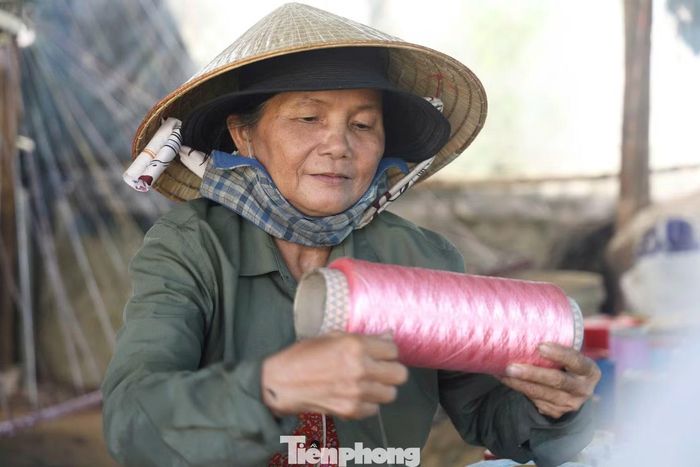 Một chiếc võng hoàn chỉnh phải trải qua nhiều công đoạn như quấn chỉ, đan, thắt đầu, đánh bìa, rồi hoàn thiện. Mỗi công đoạn đòi hỏi sự tỉ mỉ và kiên nhẫn của người làm nghề. Ảnh: Nguyễn Ngọc