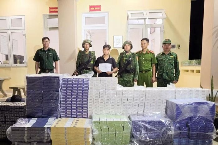 Lực lượng chức năng kiểm tra, tạm giữ ô tô chở gần 15.000 bao thuốc lá nhập lậu. Ảnh: Biên phòng Tây Ninh