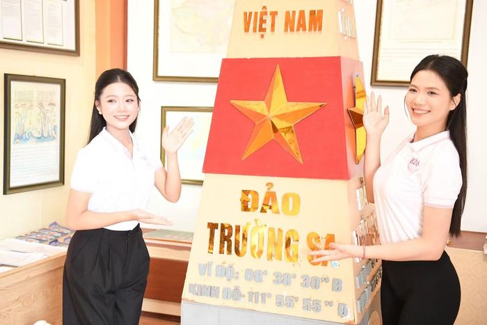 “Em nghĩ những trải nghiệm thực tế như thế này rất quý. Khi mình trực tiếp nhìn thấy, nghe câu chuyện về một hiện vật, cảm nhận về vùng đất cũng khác. Sau chuyến đi, nếu có ai hỏi về Lai Châu, em sẽ có nhiều câu chuyện để kể chứ không chỉ nói đây là nơi có cảnh đẹp”, thí sinh Phạm Lê Ái Linh (SBD 826) nói.