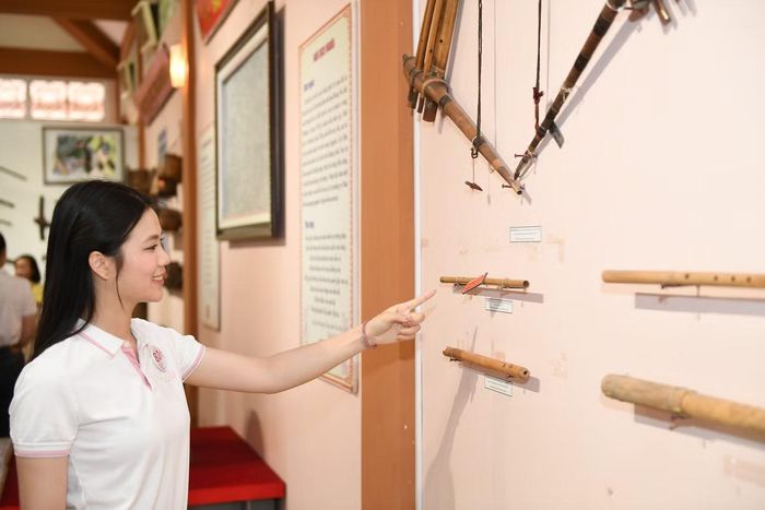 Với một số thí sinh, những nông cụ và vật dụng sinh hoạt lại tạo nhiều tò mò. Đây là những đồ vật tưởng như bình dị nhưng gắn với lao động, đời sống và tập quán của người dân vùng cao.