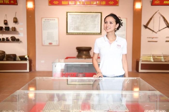Thí sinh Gouband Lisa (SBD 124) thích thú khi tham quan bảo tàng tỉnh Lai Châu.