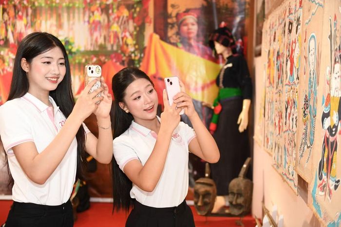 Qua hệ thống tư liệu và hiện vật được sưu tầm, lưu giữ, các thí sinh có thêm góc nhìn trực quan về lịch sử, văn hóa Lai Châu. Những câu chuyện được kể từ hiện vật giúp quá khứ trở nên gần gũi hơn, đặc biệt với những người trẻ lần đầu đặt chân tới vùng đất này.