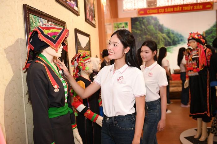 Nguyễn Thục Uyên Nhi (SBD 602) cho biết ấn tượng với những bộ trang phục truyền thống được trưng bày tại bảo tàng. “Trước khi đến Lai Châu, em biết nơi đây có nhiều dân tộc với những nét văn hóa riêng. Khi được tận mắt nhìn trang phục, các vật dụng gắn với đời sống của bà con, em cảm nhận rõ hơn sự đa dạng và tinh tế trong văn hóa của mỗi dân tộc”, cô nói.