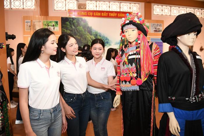 Những bộ trang phục truyền thống, nông cụ, vật dụng sinh hoạt và các hiện vật lịch sử trở thành “chìa khóa” giúp các cô gái hình dung rõ hơn về Lai Châu - nơi không chỉ có núi rừng hùng vĩ, còn có đời sống văn hóa phong phú.