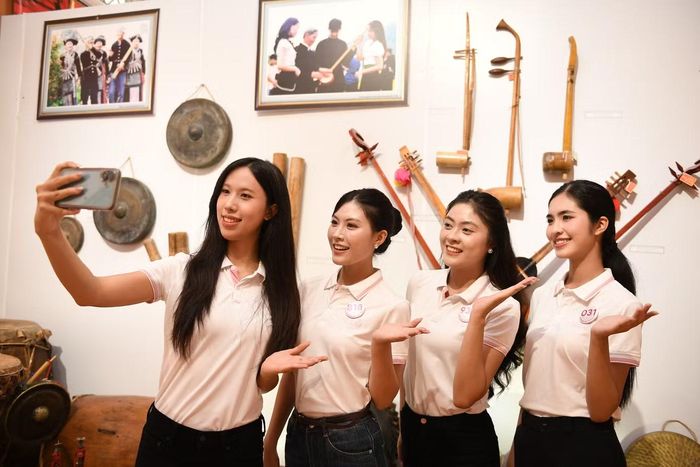 “Có những hiện vật nhìn rất đơn giản nhưng khi nghe câu chuyện phía sau, em mới hiểu nó gắn với lối sống, tập quán và ký ức của cộng đồng. Em nghĩ đó cũng là điều làm nên bản sắc của một vùng đất”, thí sinh Trần Xuân Khánh Linh (SBD 818) chia sẻ.