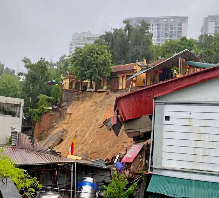 Sạt lở dưới chân đền Quan Sơn phường Hồng Gai.