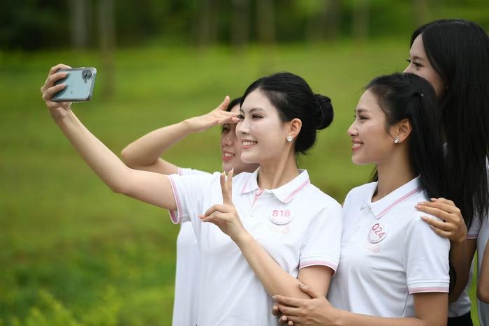 Tại đây, các thí sinh tham quan, chụp ảnh và tận hưởng bầu không khí trong lành. Sau những hoạt động liên tục trong hành trình tại Lai Châu, không gian xanh và yên bình của khu Lâm viên mang đến cho các cô gái những phút thư giãn.