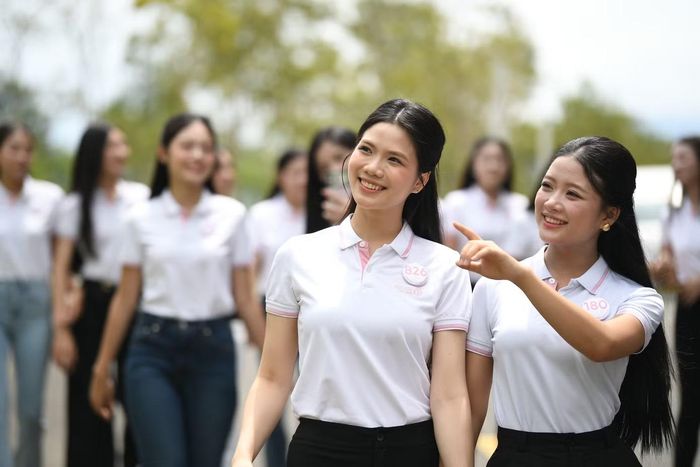 Trong hành trình tại Lai Châu, các thí sinh Hoa hậu Việt Nam 2026 liên tục được trải nghiệm những không gian khác nhau, từ các địa điểm gắn với lịch sử, văn hóa đến cảnh sắc thiên nhiên. Qua đó, mỗi cô gái có thêm những câu chuyện và trải nghiệm thực tế về vùng đất Tây Bắc.