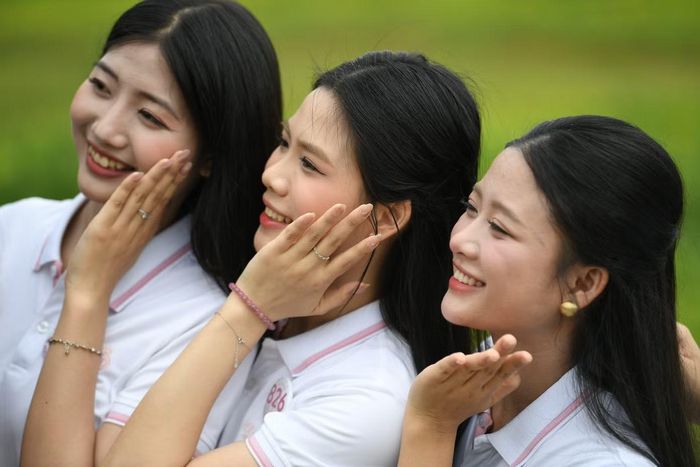 Thí sinh Nguyễn Diệu Chi (SBD 180) cho biết cô bất ngờ khi ngay giữa thành phố Lai Châu lại có một không gian xanh rộng và thoáng như vậy. “Em thích nhất cảm giác được đi giữa những hàng cây, nhìn thành phố từ trên cao và tận hưởng không khí trong lành. Đây là khoảng thời gian để chúng em chậm lại, ngắm cảnh và cảm nhận rõ hơn vẻ đẹp của Lai Châu”, cô nói.