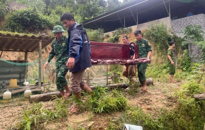 Cán bộ, chiến sĩ Đồn Biên phòng Yên Khương và lực lượng tại địa phương tổ chức di dời người, tài sản ra khỏi vùng nguy hiểm.