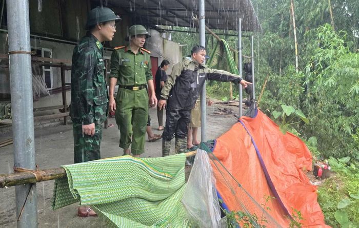 Mưa lớn kéo dài khiến nhiều nhà dân sạt lở và nguy cơ sạt lở.