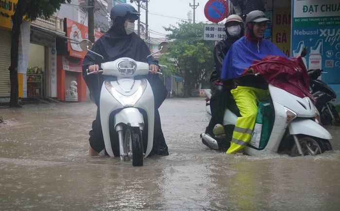 Mưa ngập khiến cuộc sống của người dân trung tâm Hải Phòng bị đảo lộn. Các phương tiện di chuyển gặp nhiều khó khăn.