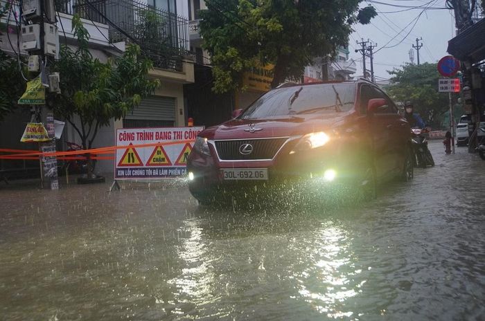 Dọc phố Trung Lực, Lực Hành, Trung Hành... thuộc phường Hải An, nước mưa ngập khoảng 20-30cm. Một số điểm trũng, thấp nước ngập tới 40cm.
