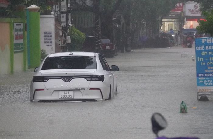 Khu vực gần nút giao Trung Lực - Ngô Gia Tự, nước ngập sâu 40cm, nhiều phương tiện gặp sự cố, chết máy giữa đường. Người điều khiển phải gọi, chờ cứu hộ trong thời gian dài.