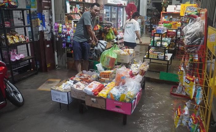 Nhiều cửa hàng, nhà dân dọc phố Trung Lực bị nước ngập, tràn vào trong.