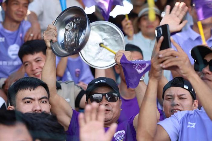 Không khí sôi nổi trên khán đài ở trận đấu chung kết chiều nay