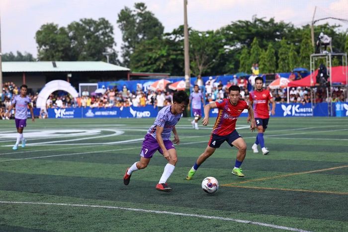 Cầu thủ Xuân Phú đi bóng qua cầu thủ Hà Tĩnh FC