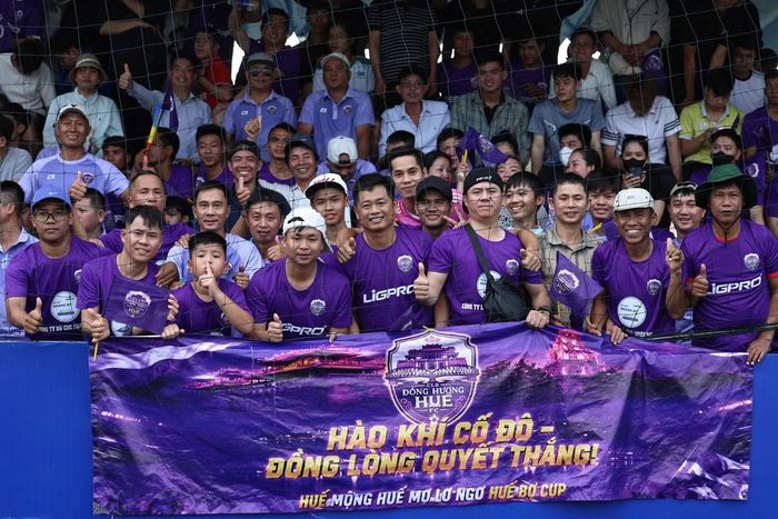 Ở trận đấu nào, bà con đồng hương Huế cũng đến sân cổ vũ đội bóng nhiệt tình