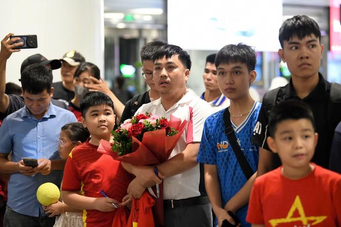 Từ trước khi các thành viên đội tuyển Việt Nam xuất hiện, đông đảo người hâm mộ đã đứng chờ bên ngoài khu vực lối ra sân bay quốc tế Nội Bài để chờ đợi. Khá đông trong số này là các fan "nhí".