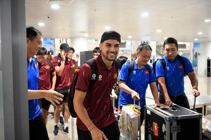 Đội tuyển Việt Nam về tới Hà Nội sau chiến thắng 2-0 trước Thái Lan tại Rajamangala (ảnh Như Ý)