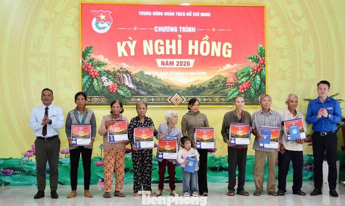 Tặng quà các gia đình chính sách.