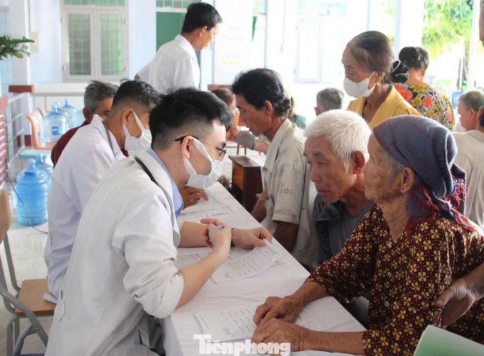 Các y, bác sĩ tư vấn, khám sức khỏe và cấp thuốc miễn phí cho người dân.