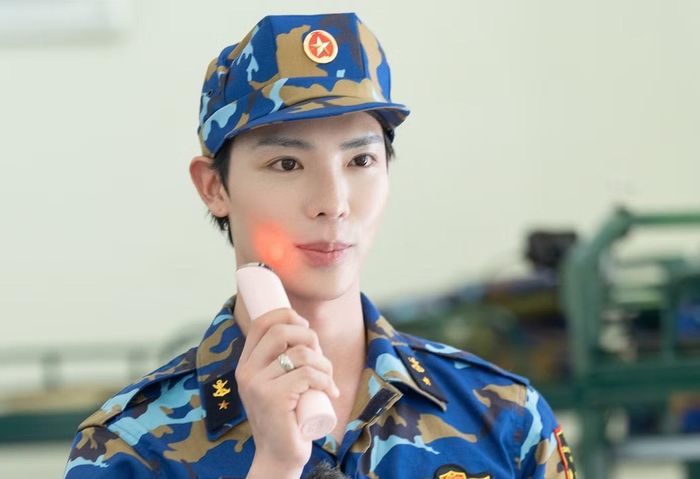 Đại diện đơn vị sản xuất cho biết chưa đủ để thời gian để đánh giá Erik có phù hợp với chương trình hay kết luận về khả năng thích nghi của nam ca sĩ.