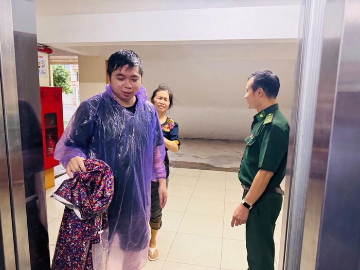 Cán bộ, chiến sĩ Đồn Biên phòng cửa khẩu cảng Hòn Gai hỗ trợ người dân trong thời gian tránh trú.