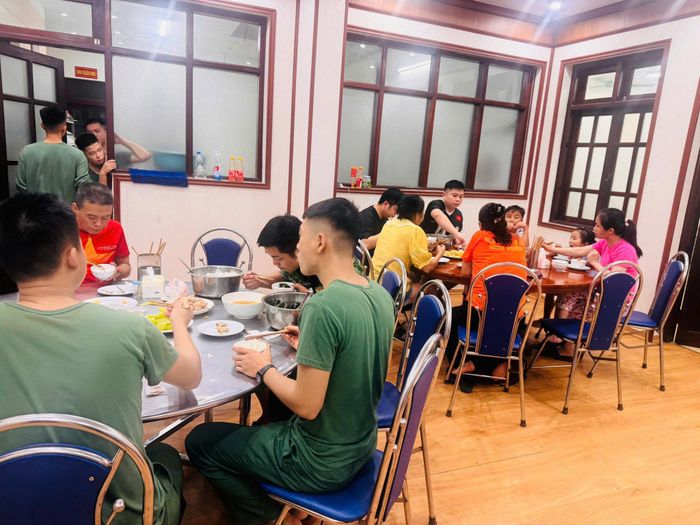 Bữa ăn được chuẩn bị phục vụ người dân đang tránh trú tại doanh trại Đồn Biên phòng cửa khẩu cảng Hòn Gai. Việc đưa người dân ra khỏi khu vực có nguy cơ sập đổ được thực hiện trong bối cảnh Quảng Ninh tiếp tục có mưa lớn do ảnh hưởng của bão số 4.