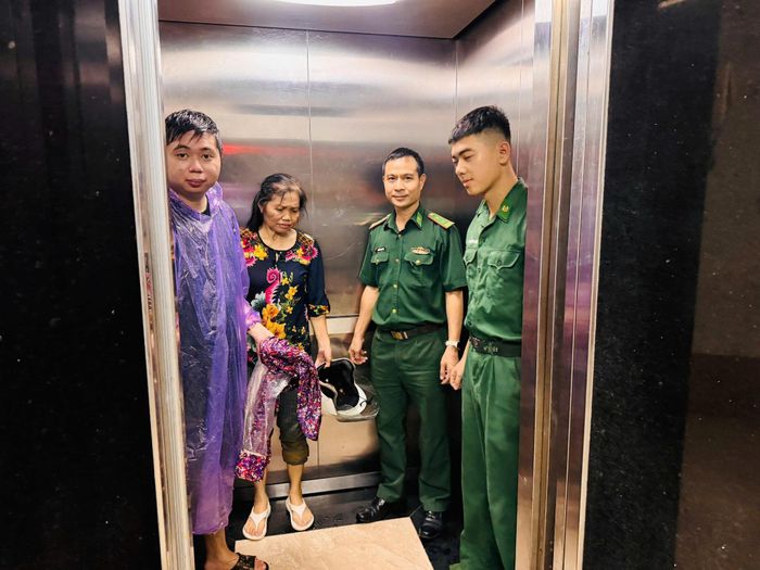 Từ 17h ngày 22/8, Đồn Biên phòng cửa khẩu cảng Hòn Gai đón 6 hộ với 13 người dân Tổ 1, Khu phố Hồng Gai 1 đến doanh trại tránh trú.