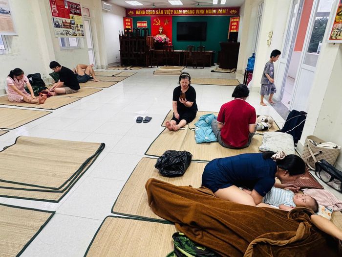 Với các gia đình có trẻ nhỏ và người cao tuổi, việc bố trí nơi ở tại doanh trại giúp người dân tránh phải ở lại những căn nhà đang bị nước mưa tràn vào, có nguy cơ sập đổ.
