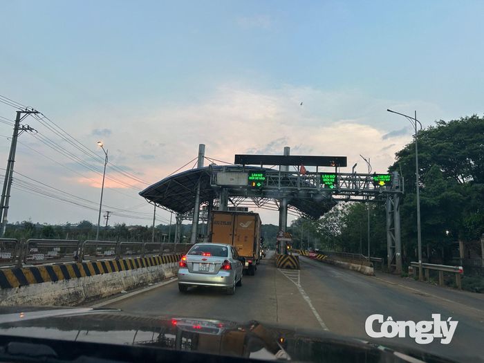 Các phương tiện qua Trạm thu phí BOT Quang Đức.