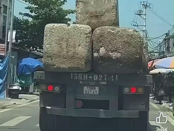Xe đầu kéo kéo theo rơ moóc chở cục bê tông không chằng buộc gây mất an toàn giao thông.