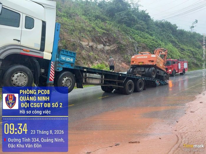 Tại km 2+200 tỉnh lộ 334, đặc khu Vân Đồn, đất trên đồi lại tràn xuống đường. Tổ công tác của đội CSGT số 2 đã phối hợp cùng chính quyền địa phương để khắc phục điểm sạt lở.