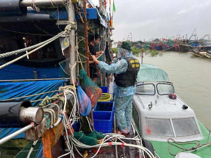Tại các địa bàn ven biển, lực lượng chức năng tiếp tục kiểm tra, nắm tình hình, vận động người dân thực hiện các biện pháp bảo đảm an toàn. Các địa phương duy trì lực lượng, phương tiện ứng trực, sẵn sàng xử lý tình huống phát sinh do mưa lớn, ngập lụt, sạt lở.
