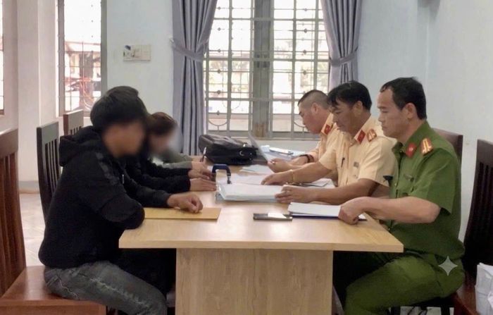 Nhóm thanh thiếu niên không đội mũ bảo hiểm bị xử lý sau clip trên mạng xã hội.