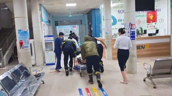Sau thời gian ngắn, lực lượng chức năng đã đưa nạn nhân ra khỏi khu vực nguy hiểm và chuyển đến Bệnh viện Bãi Cháy để cấp cứu, điều trị.