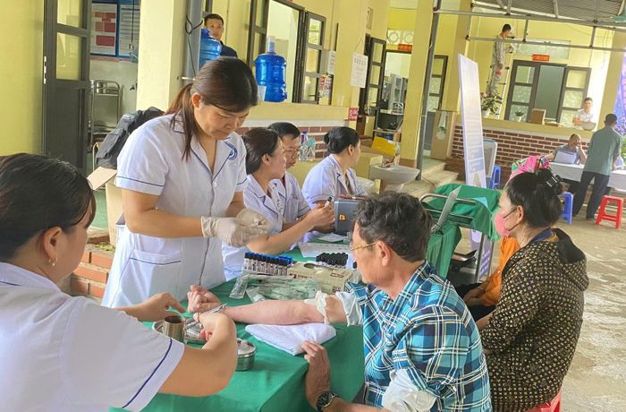 Người dân được các cán bộ y tế lấy mẫu xét nghiệm.