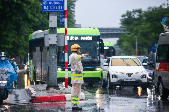 Lực lượng chức năng dầm mưa điều tiết giao thông.