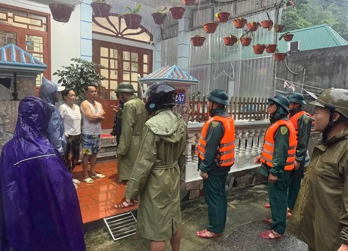 Phường Đồ Sơn rà soát khu vực xung yếu, nguy hiểm và vận động người dân đến nơi tránh, trú an toàn.