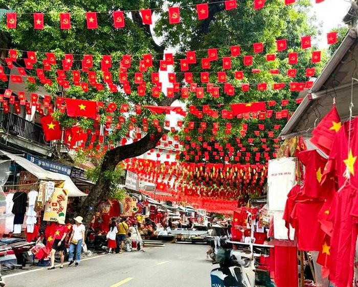 Phố Hàng Mã rực rỡ màu cờ, sắc áo khắp tuyến phố và các cửa hàng (Ảnh: VGP/Thùy Chi)