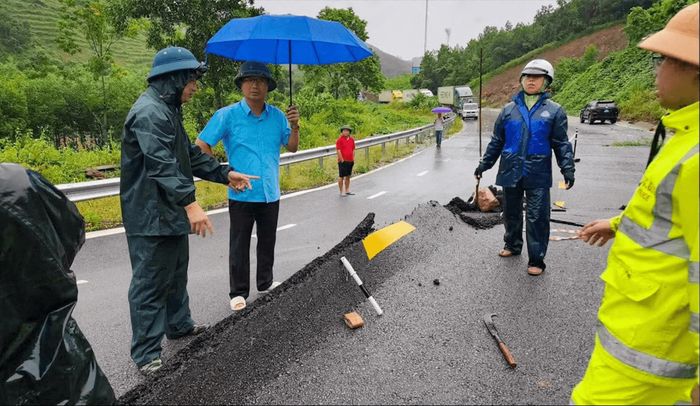 Lực lượng chức năng kiểm tra hiện trường, đánh giá thiệt hại.