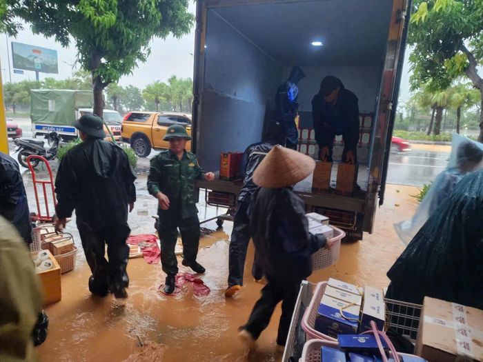 Các lực lượng chức năng căng mình ứng phó, hỗ trợ người dân.