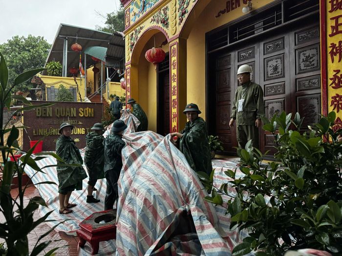 Đồn Biên phòng cửa khẩu cảng Hòn Gai phối hợp với chính quyền địa phương khắc phục sự cố.