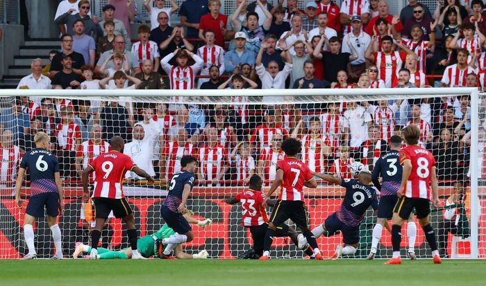 Ngay sau giờ giải lao, Brentford có bàn thứ ba với pha đệm cận thành của Kayode