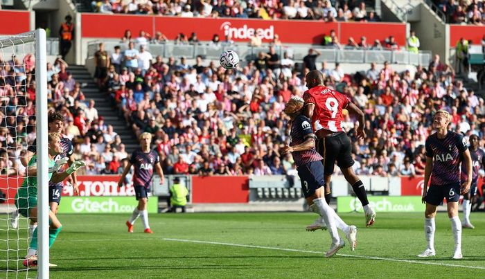 Brentford áp đảo đối thủ và Thiago có pha đánh đầu dội xà ngang