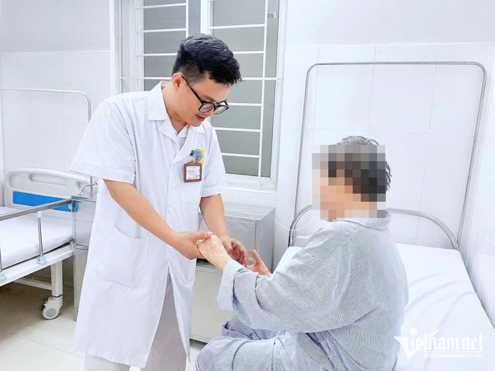 BS.CKI Lê Phượng Hoàng thăm khám cho người bệnh. Ảnh: Thu Hà