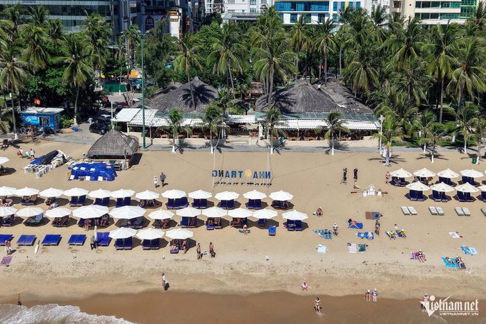 Trong ảnh là mặt hướng biển của nhà hàng Sailing Club.