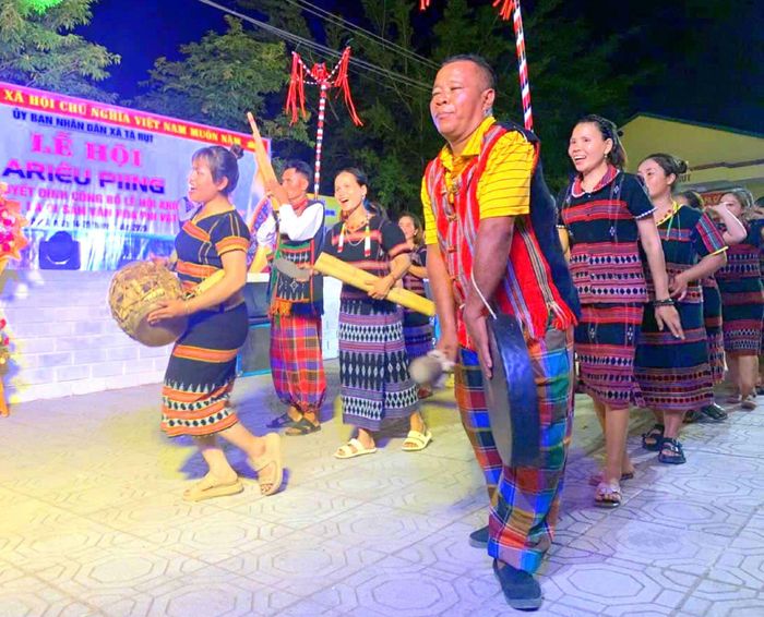 Đồng bào Tà Ôi múa hát tưng bừng trong Lễ hội Ariêu Piing