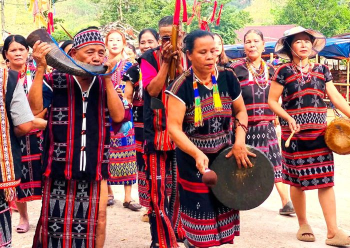 Trong những ngày diễn ra Lễ hội Ariêu Piing, tiếng chiêng, tiếng trống vang lên rộn rã giữa núi rừng